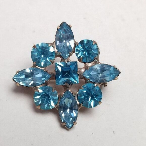 Vintage Blue Rhinestone Cluster Brooch, Gold Tone Setting, Retro Lapel Pin - Picture 5 of 5